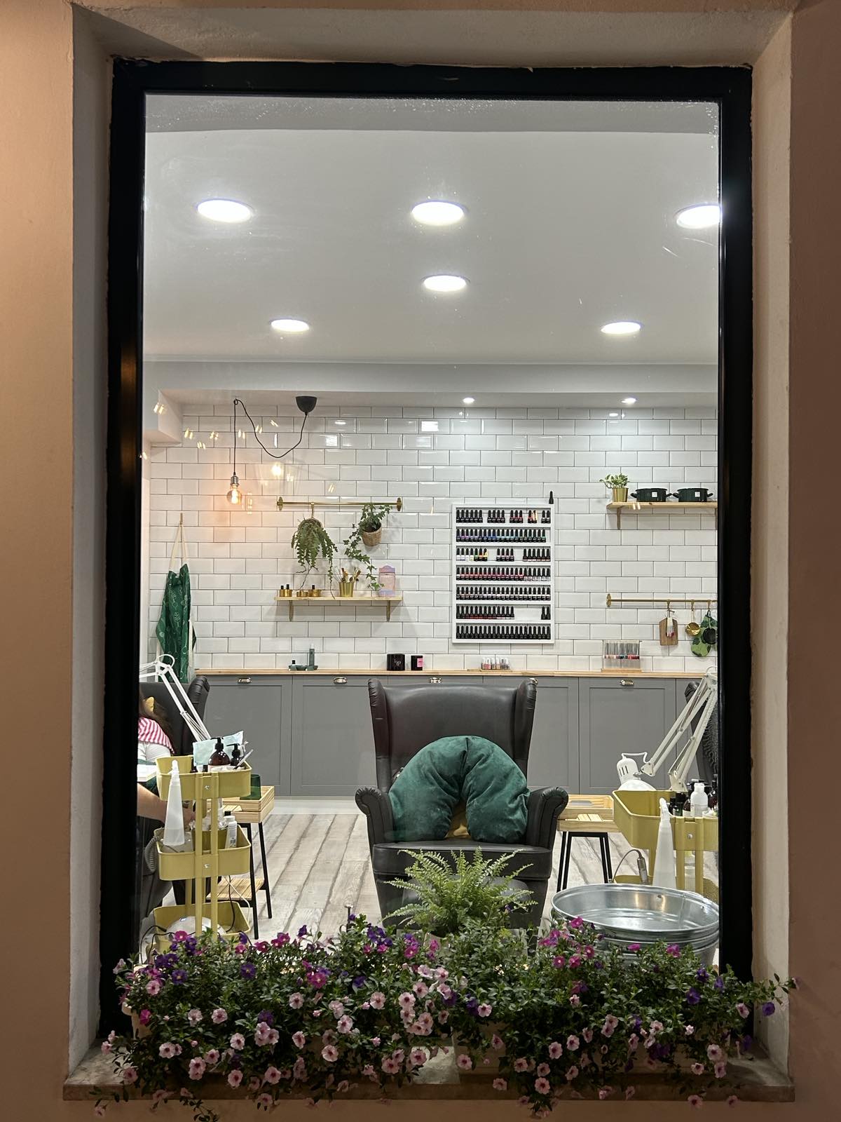 Witryna The Kitchen nail studio z widokiem na jasne wnetrze studia