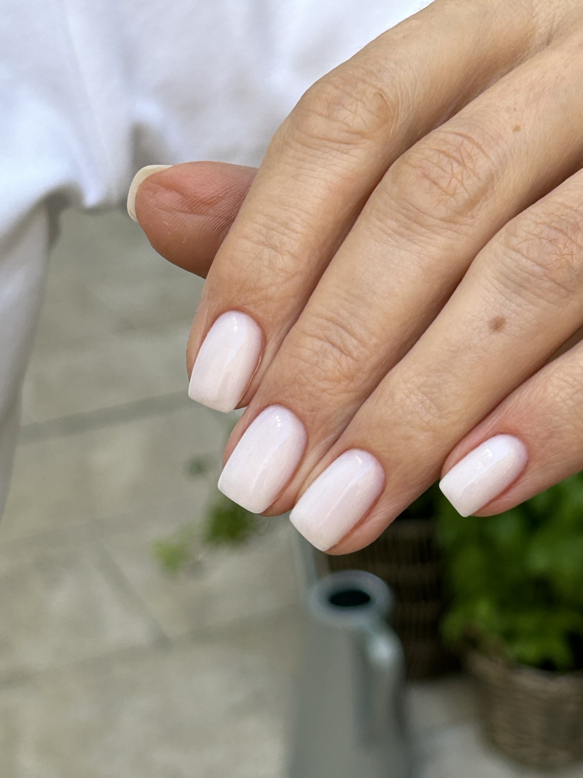 Delikatny mleczny manicure w odcieniu bieli