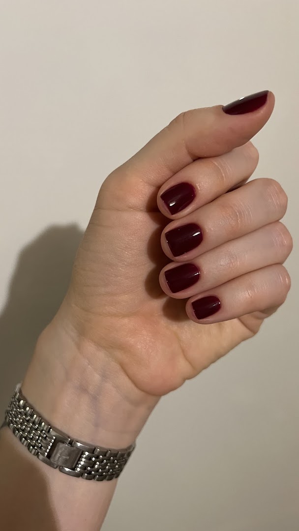 Gleboki bordowy manicure na krotkich paznokciach