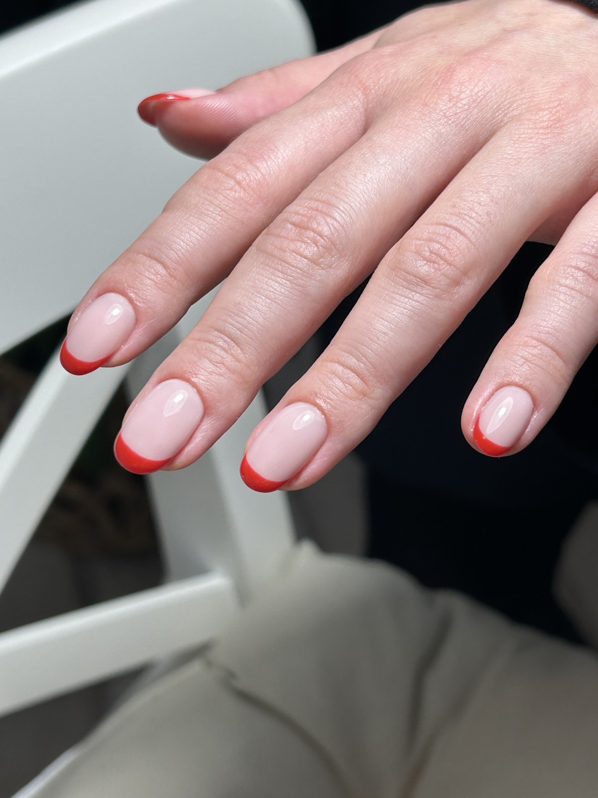 Manicure z czerwonym french na naturalnych paznokciach