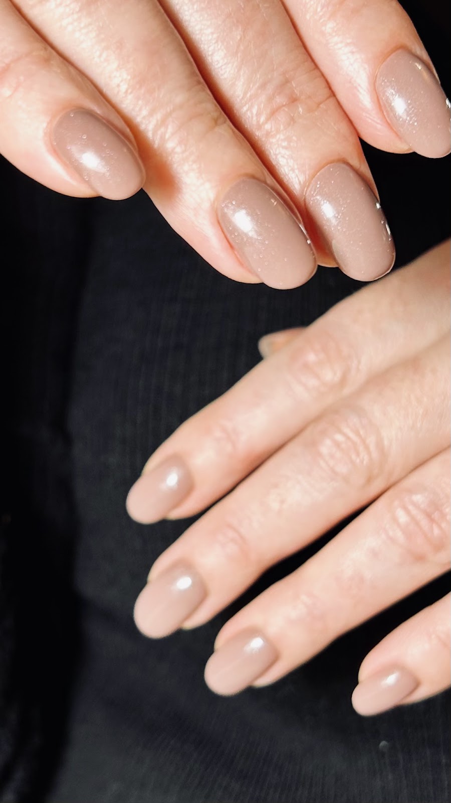 Szaro-bezowy manicure na ciemnym tle